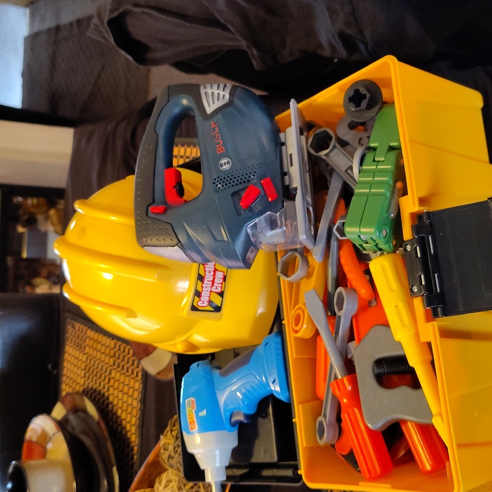 Plastic kids tool lot - Picture 2 of 3